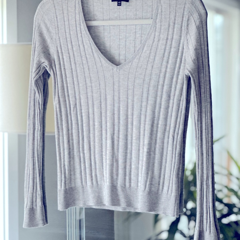 7 for all mankind ⭐️⭐️⭐️v neck rubbed light weight sweater size XS fits like a S